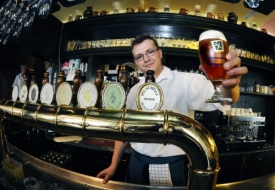 Výčepní Jaroslav Brož tvrdí, že uvařil první české bio pivo.